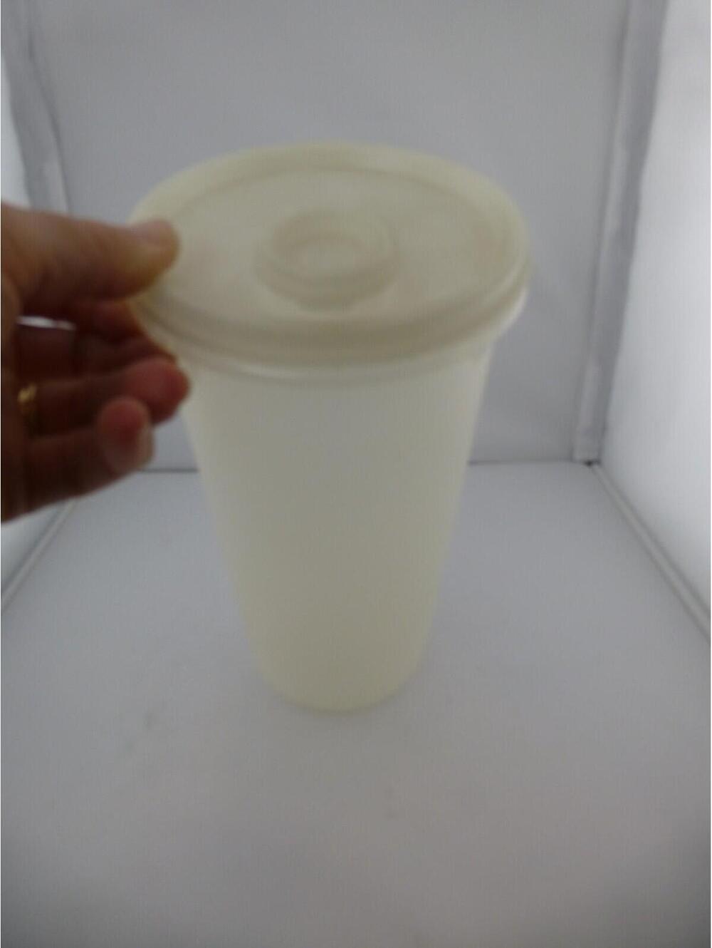 Vintage Tupperware 2 Quart 261 w/ Pour Spout Lid White - D2